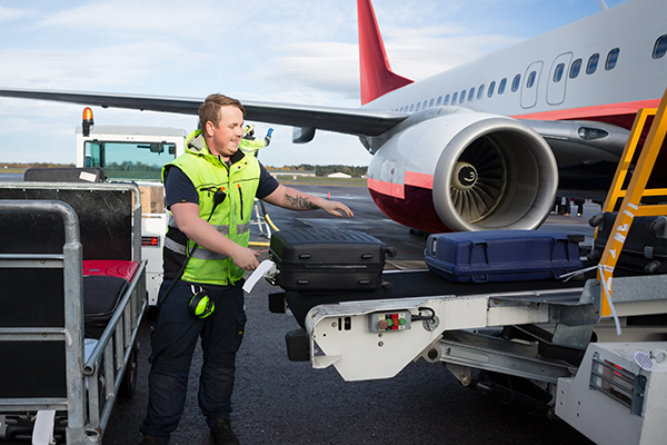 Impinj's tweet photo. How often have you dealt with delayed flights, missing bags, and similar issues at the airport? Airlines like Delta are using RAIN RFID to track your bags as they're sorted, loaded onto your flight, and delivered to baggage claim. And you can follow along.
https://t.co/ozLVfXbxcs https://t.co/b6MvkGjqEA