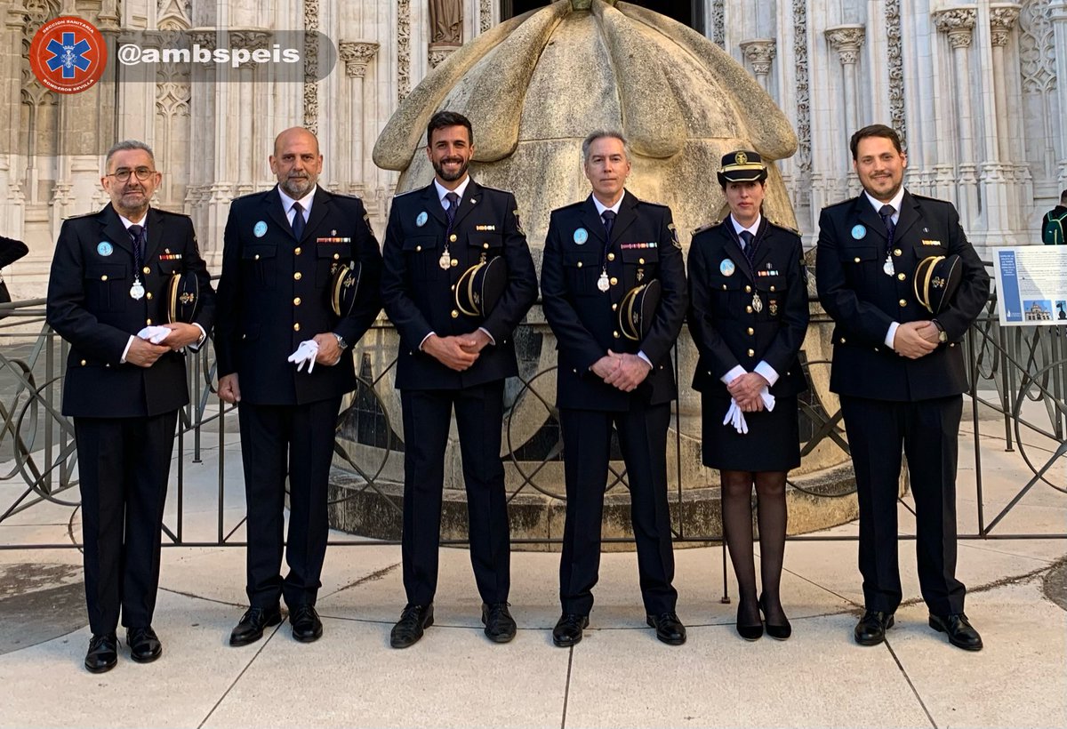 ambspeis's tweet photo. En el día de ayer, y como ya es tradición, el Cuerpo de Bomberos de Sevilla acompañó a Mª Stma. del Refugio durante la Estación de Penitencia de la @hdadsbernardo. Una representación de @ambspeis tuvo el gran honor de participar conmemorando los 40 años de la Sección Sanitaria. https://t.co/kAAjuheGXD