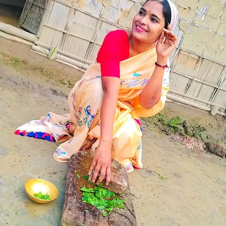 maitheli_ranju's tweet photo. ঢোলে গুম গুমালে
পেপাঁটিও বাজিলে
দুহাতত জেতুকাৰ বোল সানি
হেঁপাহৰ বিহুটিলৈ
সাজি কাচি ওলালে
সকলোলৈ ৰঙালী বিহুৰ শুভকামনা
#assamese #RangaliBihu #jetuka #fotoshoot #author #villagelife #Ranju #ranjuhaloimuni https://t.co/tnFKEAXcNj