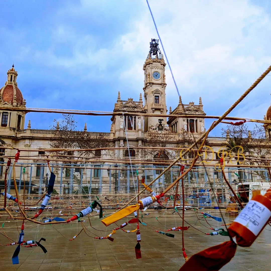 fallas_in's tweet photo. Pirotecnia Nadal-Martí #mascletà7 #mascletà20 #fallas2022 #falles2022 #Valencia #Spain https://t.co/XWtJUKAxLd