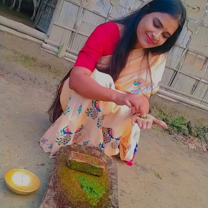 maitheli_ranju's tweet photo. ঢোলে গুম গুমালে
পেপাঁটিও বাজিলে
দুহাতত জেতুকাৰ বোল সানি
হেঁপাহৰ বিহুটিলৈ
সাজি কাচি ওলালে
সকলোলৈ ৰঙালী বিহুৰ শুভকামনা
#assamese #RangaliBihu #jetuka #fotoshoot #author #villagelife #Ranju #ranjuhaloimuni https://t.co/tnFKEAXcNj