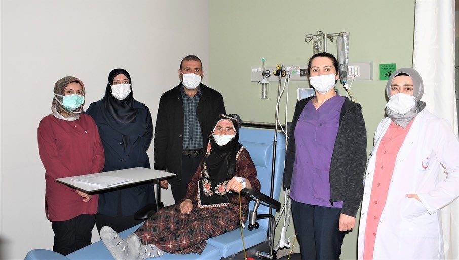 YozgatSehirHst's tweet photo. KANSER İLE SAVAŞTA YENİ DÖNEM
 
Yozgat Şehir Hastanemizde Kanserle Savaşta Yeni Bir Dönem: İmmünoterapi

Haberin Devamı; https://t.co/FUsE7OZEQa

#yozgatsehirhastanesi
@yozgatilsaglik 
@halksagligigm 
@sbkhgm 
@saglikbakanligi https://t.co/LgejHTwvXu