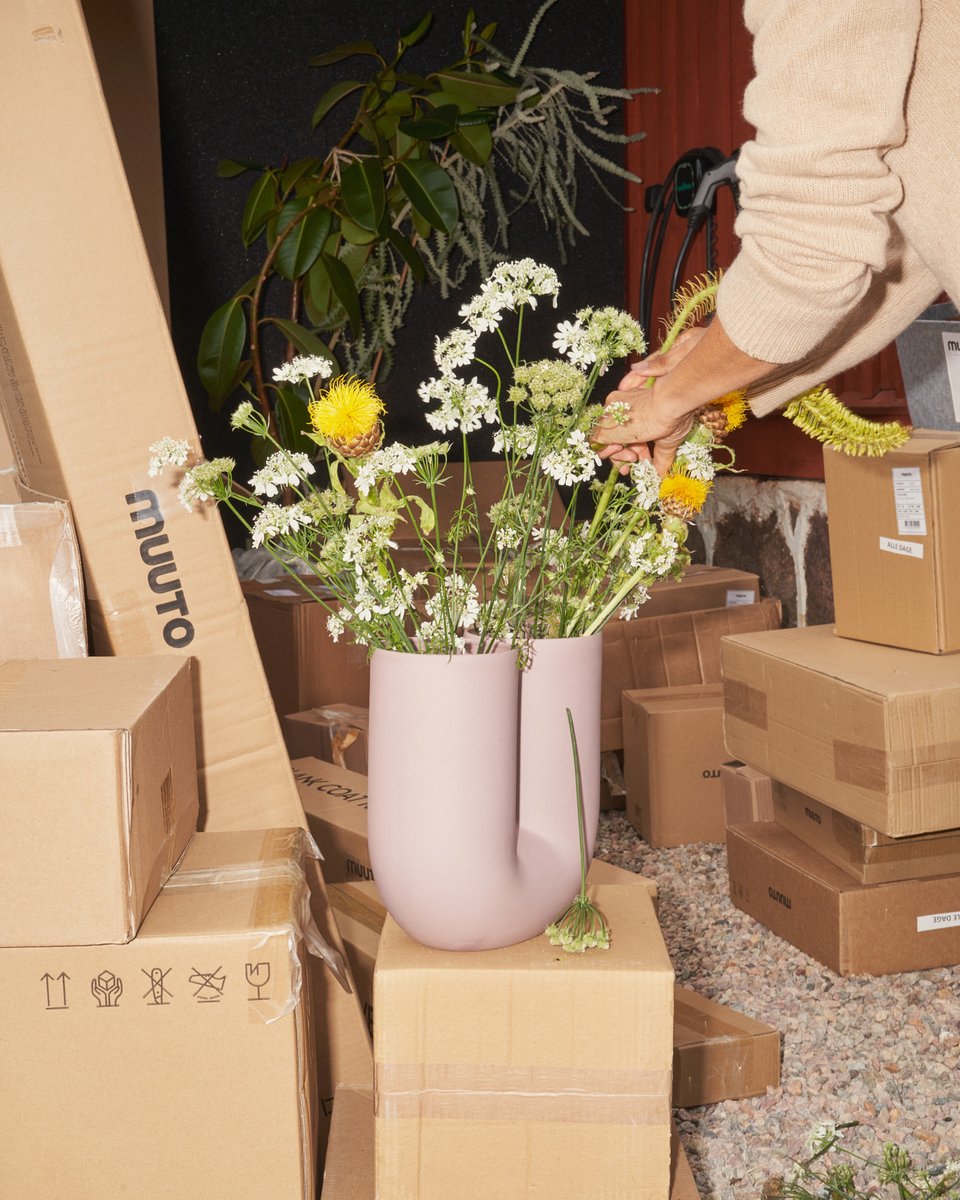 Use the Kink Vase in Dusty Lilac together with the season's offering of spring flowers to add a sculptural sentiment to your home: hi.hmlr.co/6017wIiKv #muuto #newperspectives #scandinaviandesign #kinkvase
