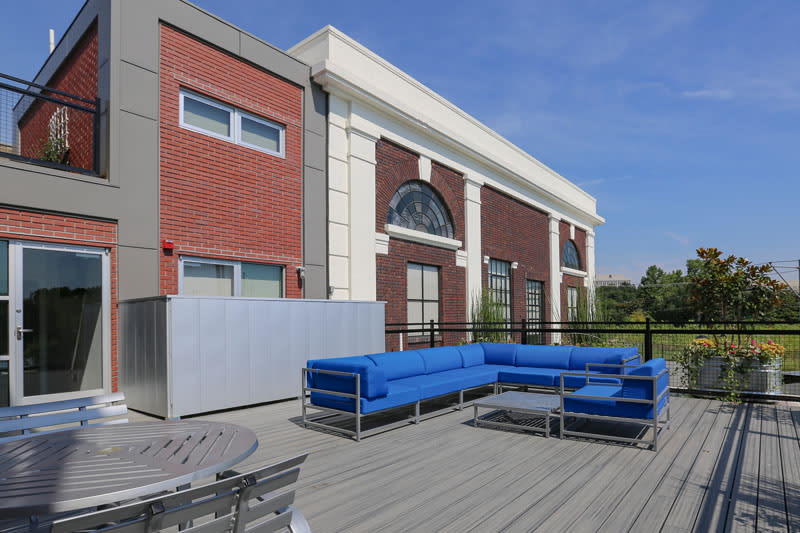 DeepEllumLofts's tweet photo. We LOVE the patio weather season! What better place to soak up the sun than on the rooftop patio at 3333 Elm Street Lofts! #patioweather #DeepEllum #LoftStyleLiving https://t.co/NgeAIurjWz