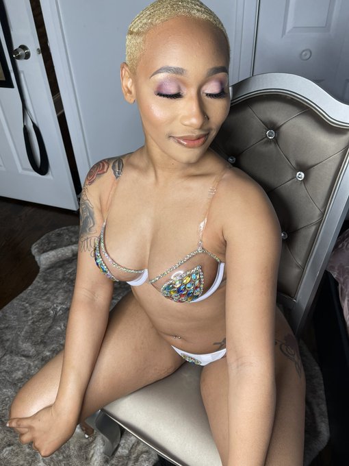 Watch DaphneThickAss's leaked NSFW photo on TwXstars