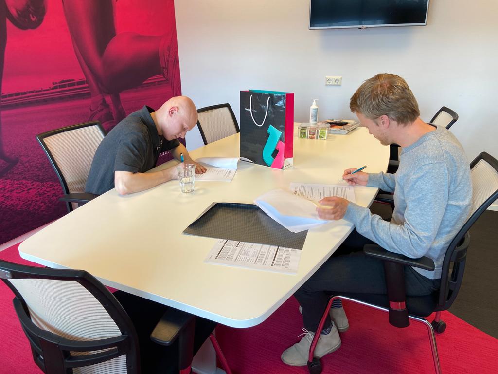 Leuk nieuws op deze donderdag 🥳. Vanmiddag heeft Justin namelijk zijn contact getekend. Heel veel succes &amp; werkplezier gewenst!

#lincksisdewegnaarbeter #teamlincks #nieuwebaan #nieuweuitdaging #hoekschewaard #