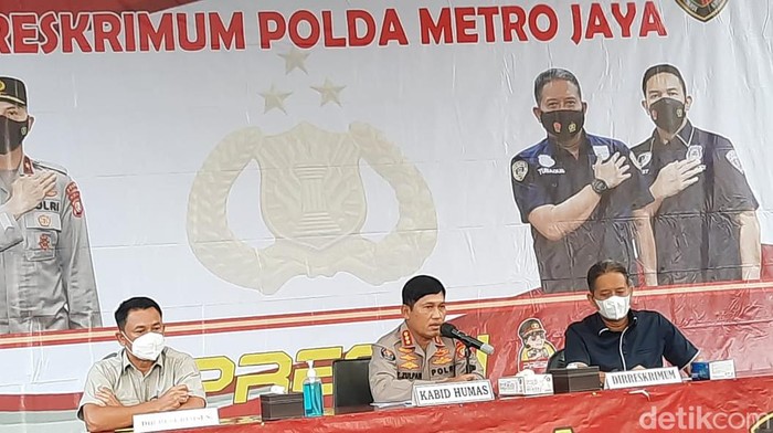 Infomenia2's tweet photo. Identitas 4 Buron Pengeroyok Ade Armando Diungkap, Polisi Minta Serahkan Diri
https://t.co/RYRs9bmuUA https://t.co/bfLm4q0ZSy
