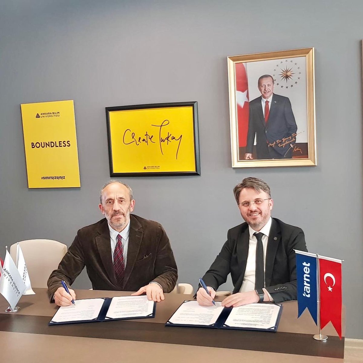ankarabilimuni's tweet photo. #AnkaraBilimÜniversitesi ve @tarnet arasında eğitim, ortak araştırma ve geliştirme projelerini destekleyen iş birliği protokolü imzalanmıştır. Protokol kapsamında #AnkaraBilim Üniversitesi öğrencileri Tarnet’de staj yapabileceklerdir. 
#tarnet #ABÜ #isbirligi #Staj #eğitim https://t.co/mDVoplmYiU