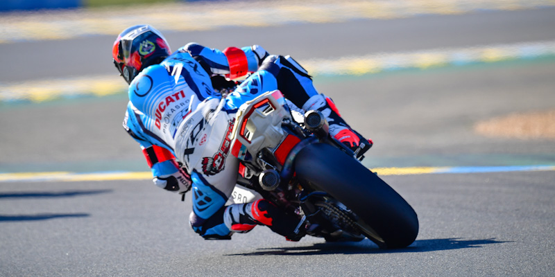 Technicolour Ducati Panigale back in Endurance racing action this weekend for FIM EWC R1 at Le Mans with Philipp Oettl as teammate for David Checa and Xavi Fores, standing in for injured <a href="/Zanetti_87/">Lorenzo Zanetti</a> and virused-up first replacement <a href="/chazdavies7/">Chaz Davies</a>
 #ForzaDucati #DucatiPanigaleV4R