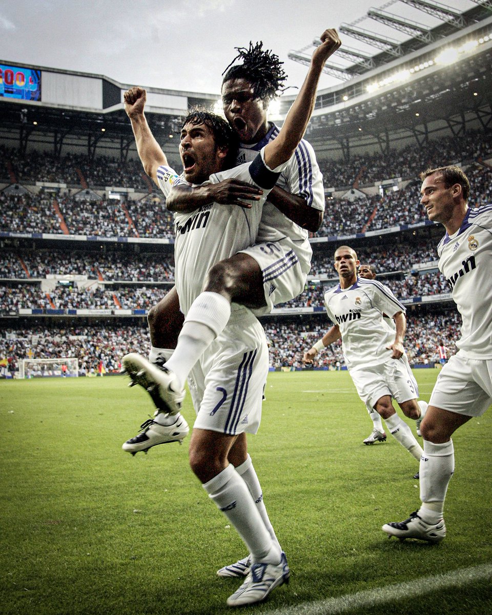 GoalAR's tweet photo. أحد صفقات ريال مدريد التي لم تنجح

دون النظر لإجابات الآخرين

هل تعرف من اللاعب الذي قفز على ظهر راؤول جونزاليس احتفالًا؟ 👀 https://t.co/wfHv4TUQot