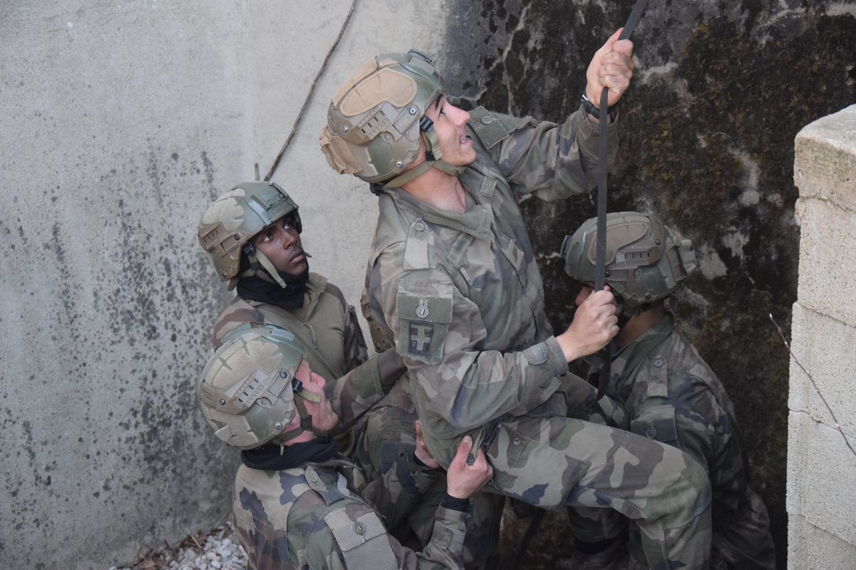 5eDragons's tweet photo. #JeudiPhoto
On gagne et on perd en équipe 💪
#PlusFortsEnsemble #StageCo #ArméeDeTerre #5eRD #Interarmes https://t.co/Zh3yPRtsrS