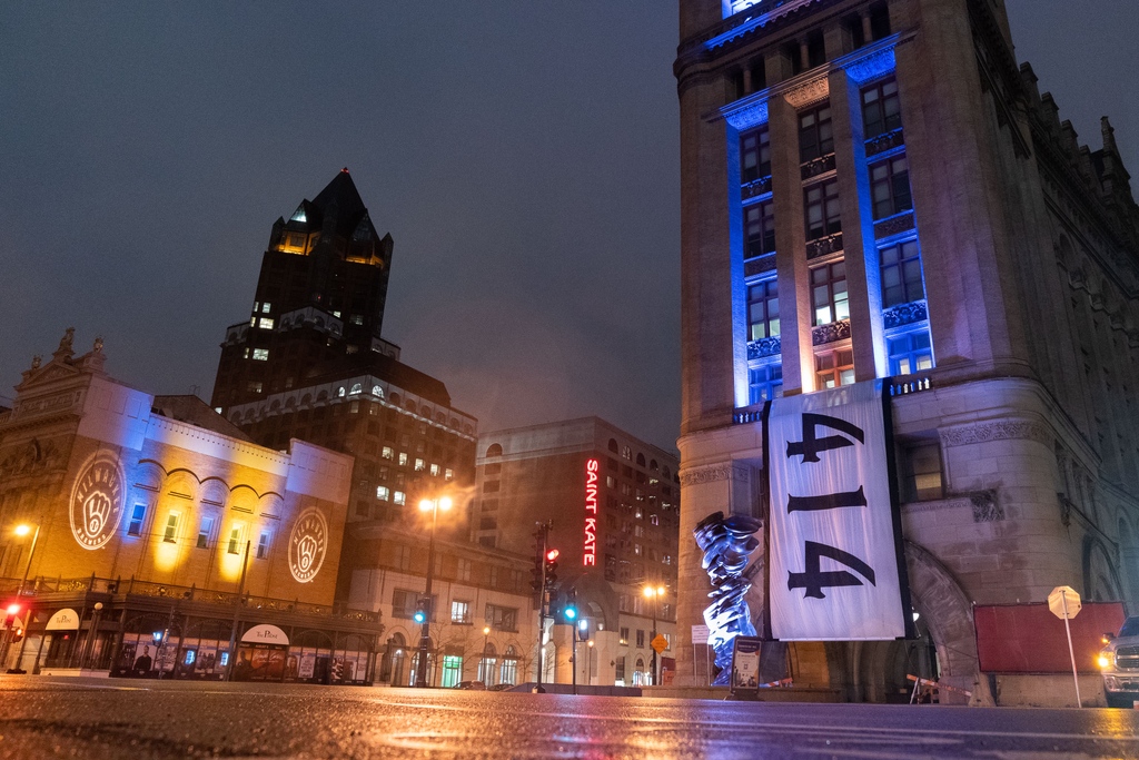 frphoto's tweet photo. Happy 414 Day! So many exciting things happening in the city we call home. The 414 flag was back on city hall last night and it’s all lit up for Brewer’s Opening Day! 
.
.
#milwaukee #milwaukeeday #414 #414day #downtownmke #mke #brewers #milwaukeebrewers https://t.co/rfsGbRFXsj