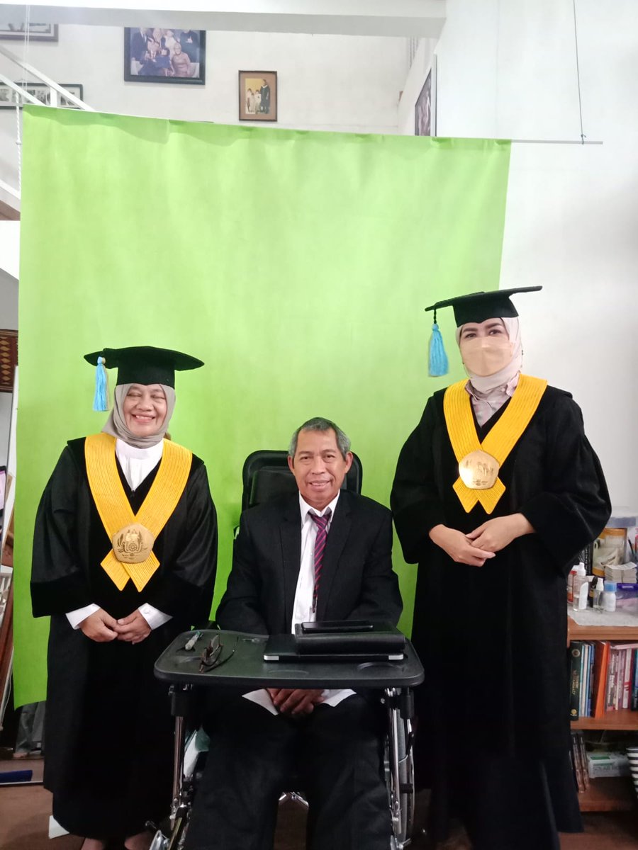 Alhamdulillah prodi S3 telah meluluskan kembali mahasiswa a.n Bp Zaenal Komar pada hari jumat pkl 13.30 sd selesai sgn promotor Prof. Dr.Keri Lestari dan Prof. Ali Ghufron Mukti. Terima kasih kpd tim promotor yg telah membimbing dan mendampingi beliau 💐💐💐