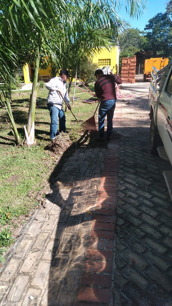 SanBernardinoPy's tweet photo. #ASEO_URBANO🛻🧹

El Departamento de Aseo Urbano se encuentra realizando trabajos de limpieza y recolección de basura en este Jueves Santo en nuestra querida ciudad. 

JUNTOS POR SAN BERNARDINO🤝
#EMIGDIO_RUIZ_DIAZ_INTENDENTE_SB https://t.co/VCRtiuzrkE