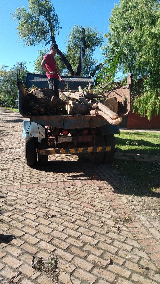 SanBernardinoPy's tweet photo. #ASEO_URBANO🛻🧹

El Departamento de Aseo Urbano se encuentra realizando trabajos de limpieza y recolección de basura en este Jueves Santo en nuestra querida ciudad. 

JUNTOS POR SAN BERNARDINO🤝
#EMIGDIO_RUIZ_DIAZ_INTENDENTE_SB https://t.co/VCRtiuzrkE