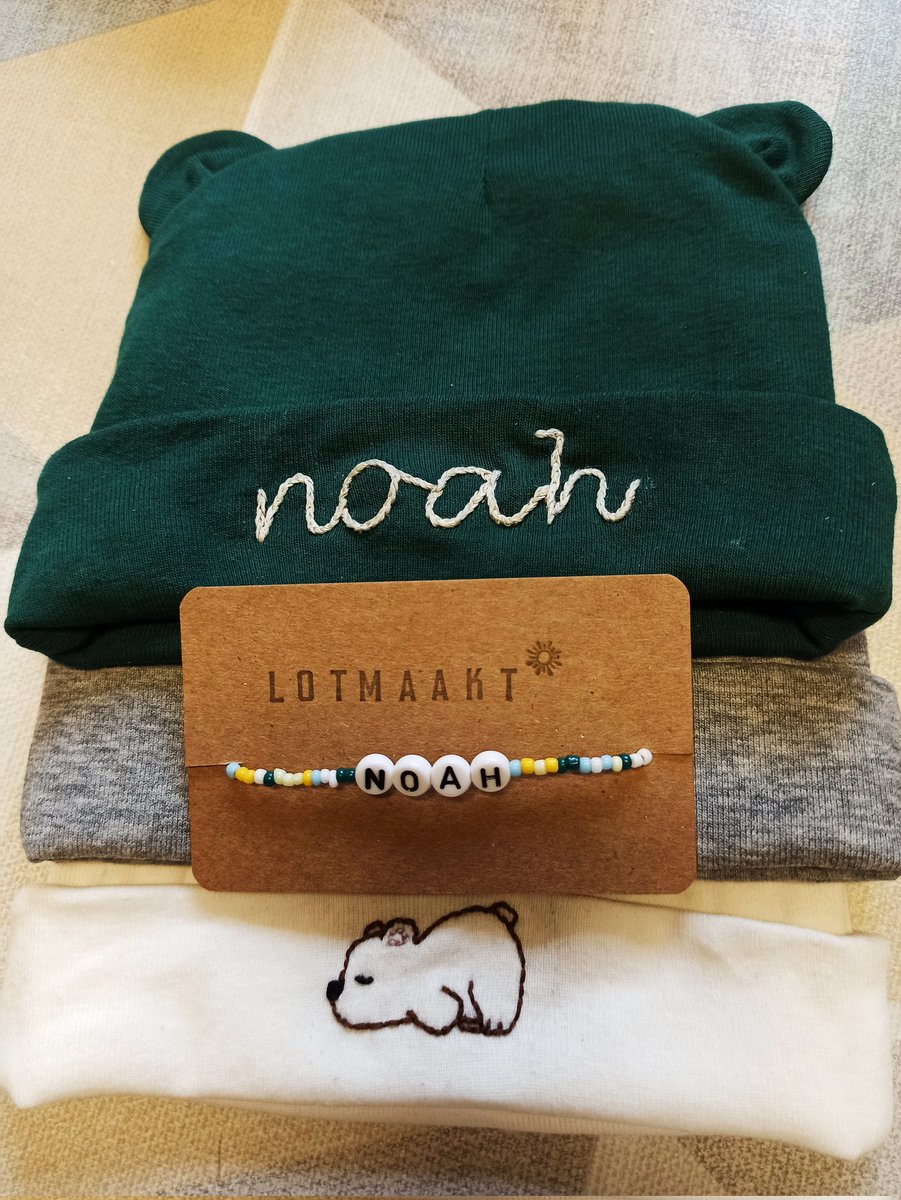 LotteSmets's tweet photo. Hey twitter! Ik ga schaamteloos hier reclame maken voor mijn klein bedrijfje! Geborduurde truien en shirtjes, handgemaakte sieraden en tote bags handmatig geborduurd! Neem zeker eens een kijkje op @lotmaakt ! https://t.co/oMgQgygWZ3