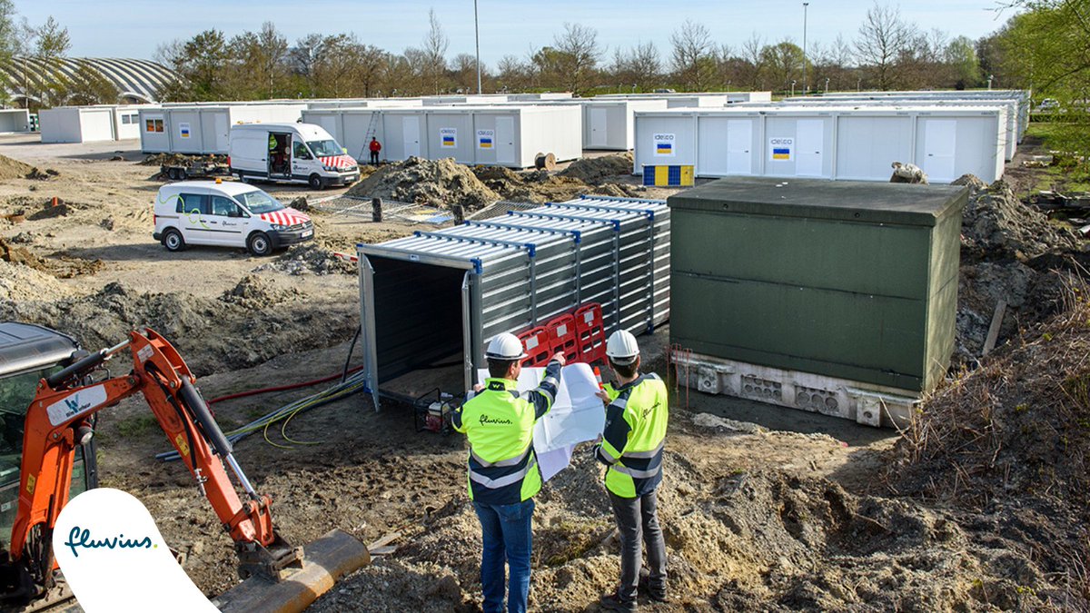 Fluvius_be's tweet photo. In @Stad_Antwerpen en @StadMechelen zijn we volop in de weer om de nooddorpen voor de Oekraïense oorlogsvluchtelingen van elektriciteit te voorzien. In Antwerpen zorgen we ook voor telecommunicatie-infrastructuur en straatverlichting. #HulpVoorOekraïne 
https://t.co/Kd7oA6EiVW https://t.co/X2kc2PQmTB