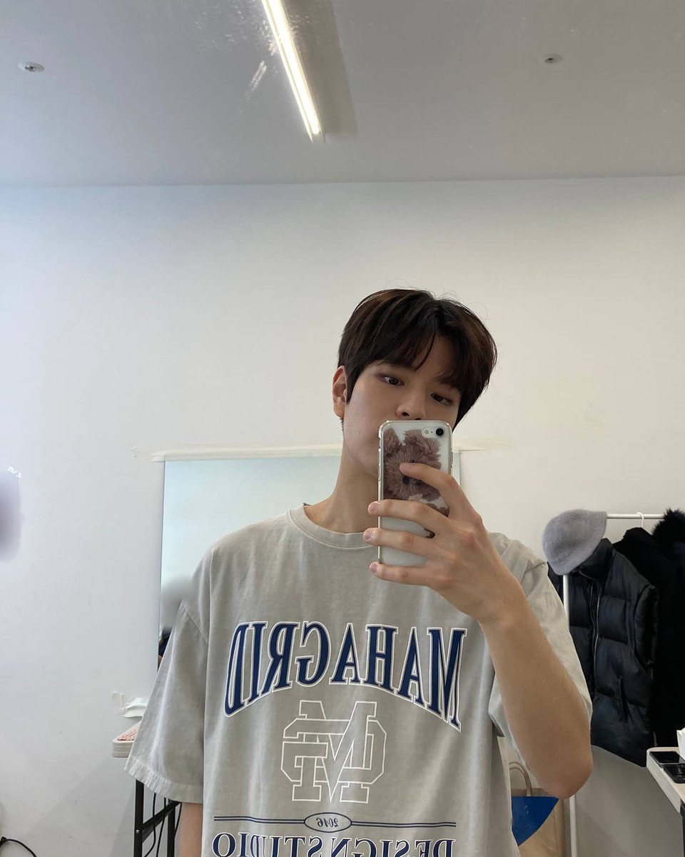 RjHwangOfficial's tweet photo. 220414 | 📸🐶 #Seungmin Instagram Update (1/2)

MAHAGRID🤍

#Advertisement #SeungStagram

🍎 https://t.co/aFSxMJGuL8 https://t.co/prJJCvww1g