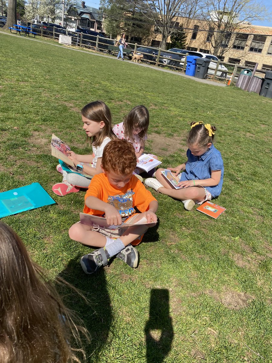 MrsGibson6's tweet photo. What a day to read outside! #fhleads 🌝 https://t.co/LGef8ULGjF