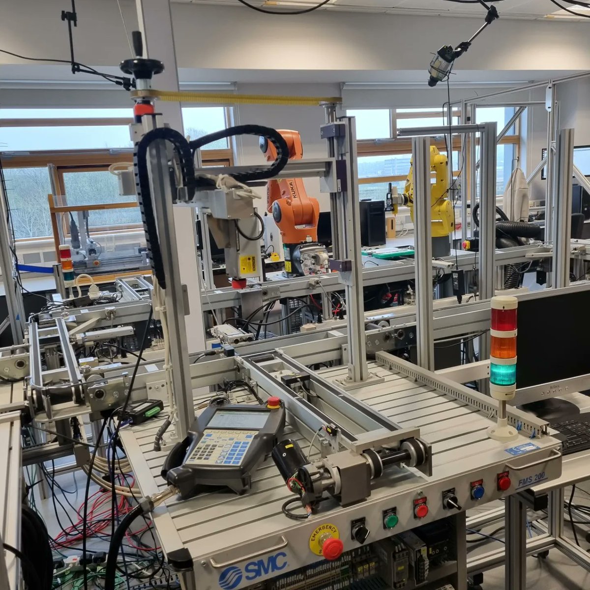 DigitalplusERDF's tweet photo. Business Development Group meeting at the @UCLanBurnley campus.

Thanks to our neighbours @UCLanUNITEplus for the presentation and to @DigitMe1 for the tour around the manufacturing lab. 

#lancashirebusiness #erdf https://t.co/GWI5BurDVy