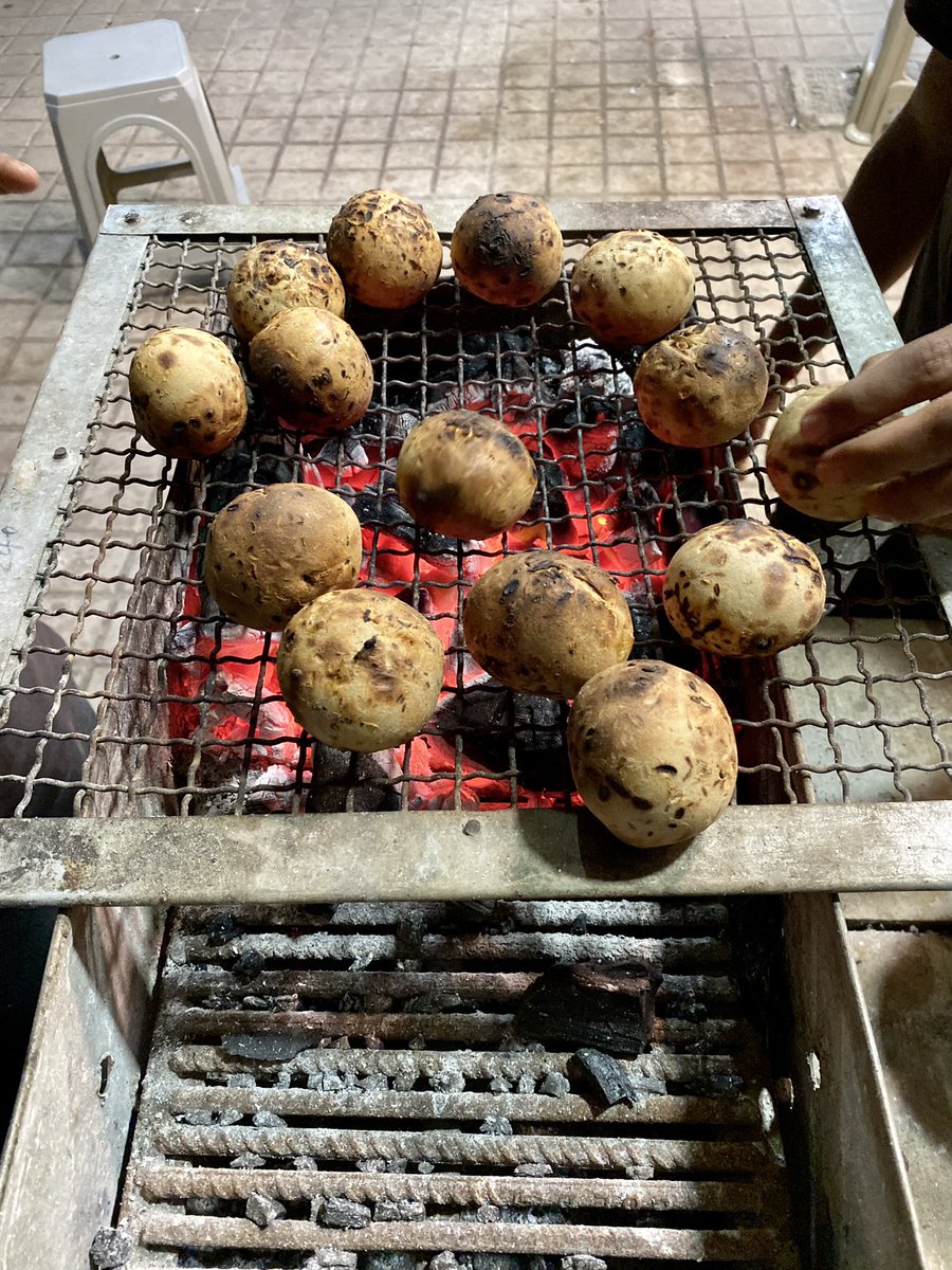 RK12224636's tweet photo. Garma-Garam #Litti on Charcoal🔥 https://t.co/jkXwQgtQnx