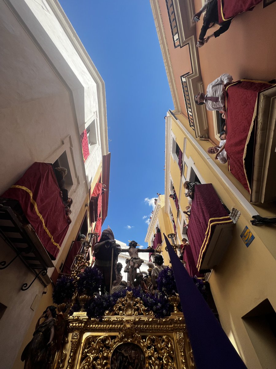 LaExaltacion's tweet photo. El Señor ya enfila la estrechez de la C/Gerona en este maravilloso Jueves Santo
#LaExaltación22 
#SSantaSevilla22 https://t.co/bMg0jAlhsb