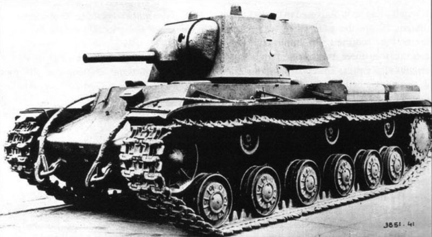 怪物と呼ばれたKV-1重戦車も無骨でカッコいいですよね。役に立つのか砲塔尾部にも銃座があって中2心を刺激します。タミヤから1/16のラジコン模型も出てて人気がありますよね。 