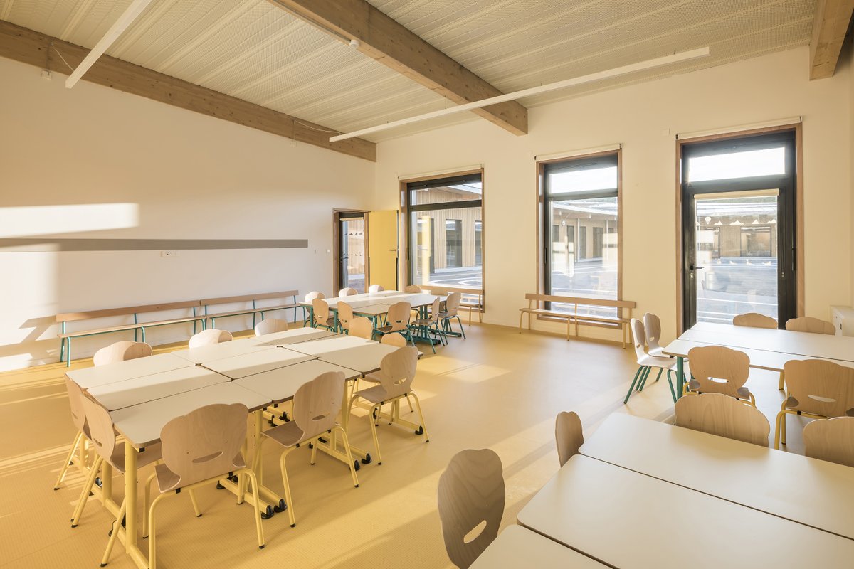 Groupe scolaire Jean-Louis Étienne – Coupvray (77)
Ensemble de 4 250 m². Structure en #bois avec système poteaux poutres et charpente en #Douglas. 🌲🇫🇷✨
・MOA : <a href="/ValdEuropeagglo/">Val d'Europe Agglomération</a> 
・MOE : Archi5 
・Photos : Sergio Grazia
#constructionbois #architecturebois #filièrebois