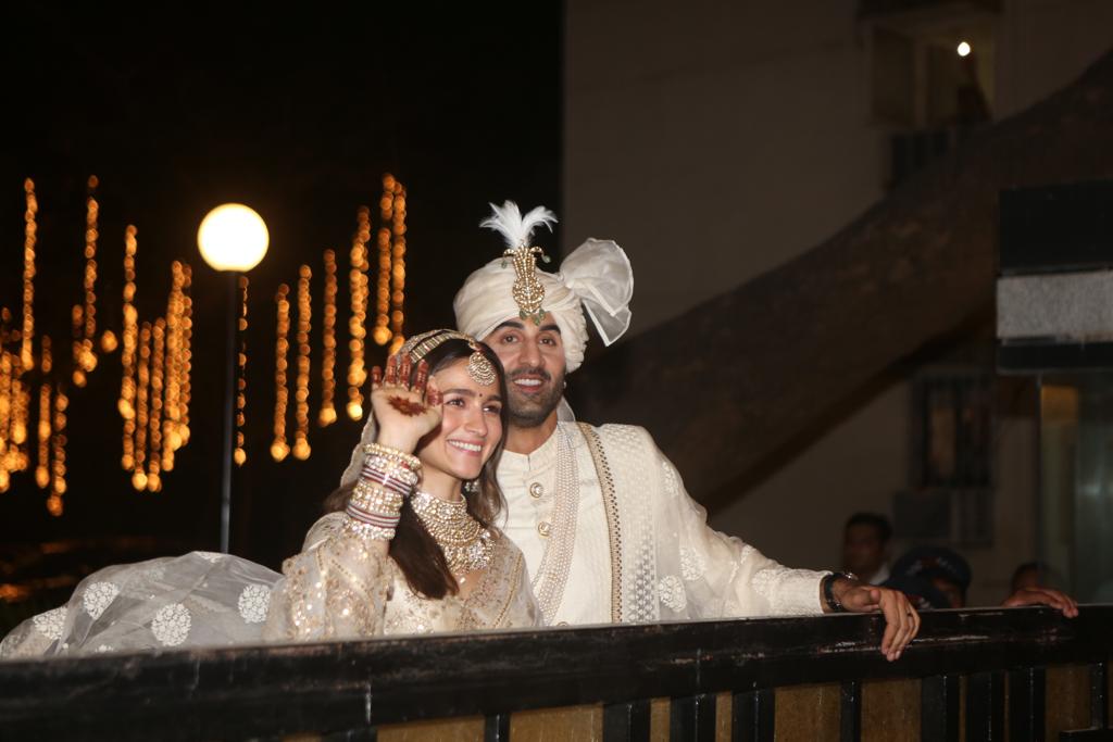 ndtv's tweet photo. #InPics | Meet Mr and Mrs Kapoor: Ranbir, Alia make first public appearance after wedding

#RanbirAliaWedding https://t.co/dk1qxduy2y
