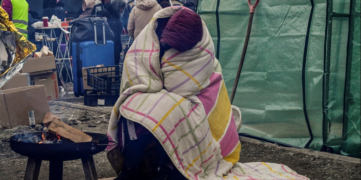 MediasetTgcom24's tweet photo. Rifugiati Mariupol: "Bimbi morti per fame, si beve la neve"  #RussianUkrainianWar #UkraineRussianWar #ucraina #russo #putin #guerraucraina https://t.co/GeIcCjOg68 https://t.co/g9BI7ntMTG