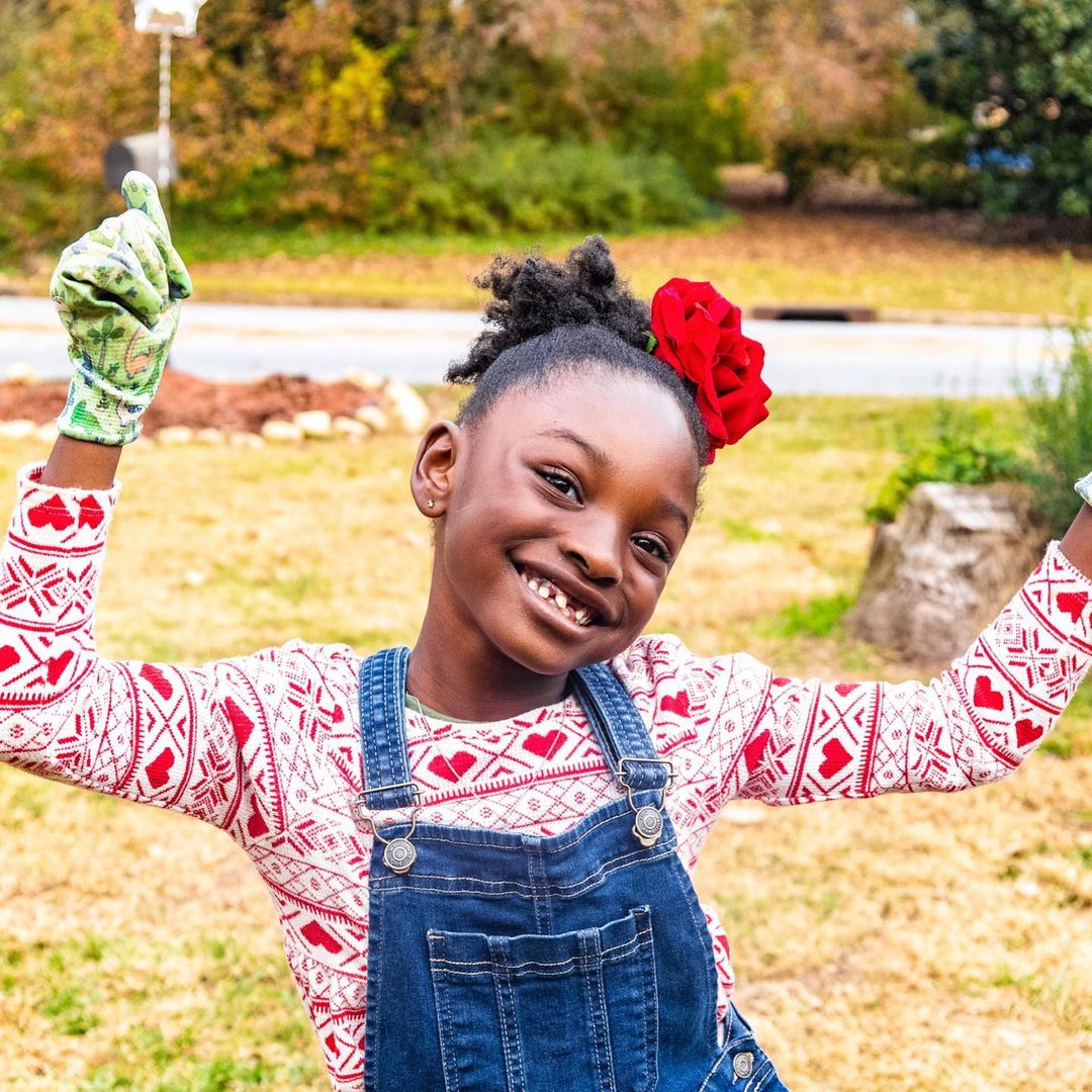 MichelleObama's tweet photo. Happy #NationalGardeningDay! 🥦🥕🍎

At just 6-years-old, Kendall is already inspiring people of all ages with her love of farming as Georgia’s youngest certified farmer.

Her story is a reminder that you're never too young or old to get started. Share your garden photos with me! https://t.co/RFgF9hUZHk