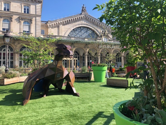 📷 #JeudiPhoto #LigneP

🌞Les beaux jours arrivent !

Sur le parvis de la gare de #ParisEst📍, venez profiter du jardin🌻 pour vous détendre🏖️, en compagnie de notre dragon🐉!

🗓 Ouverture vendredi 15 avril !