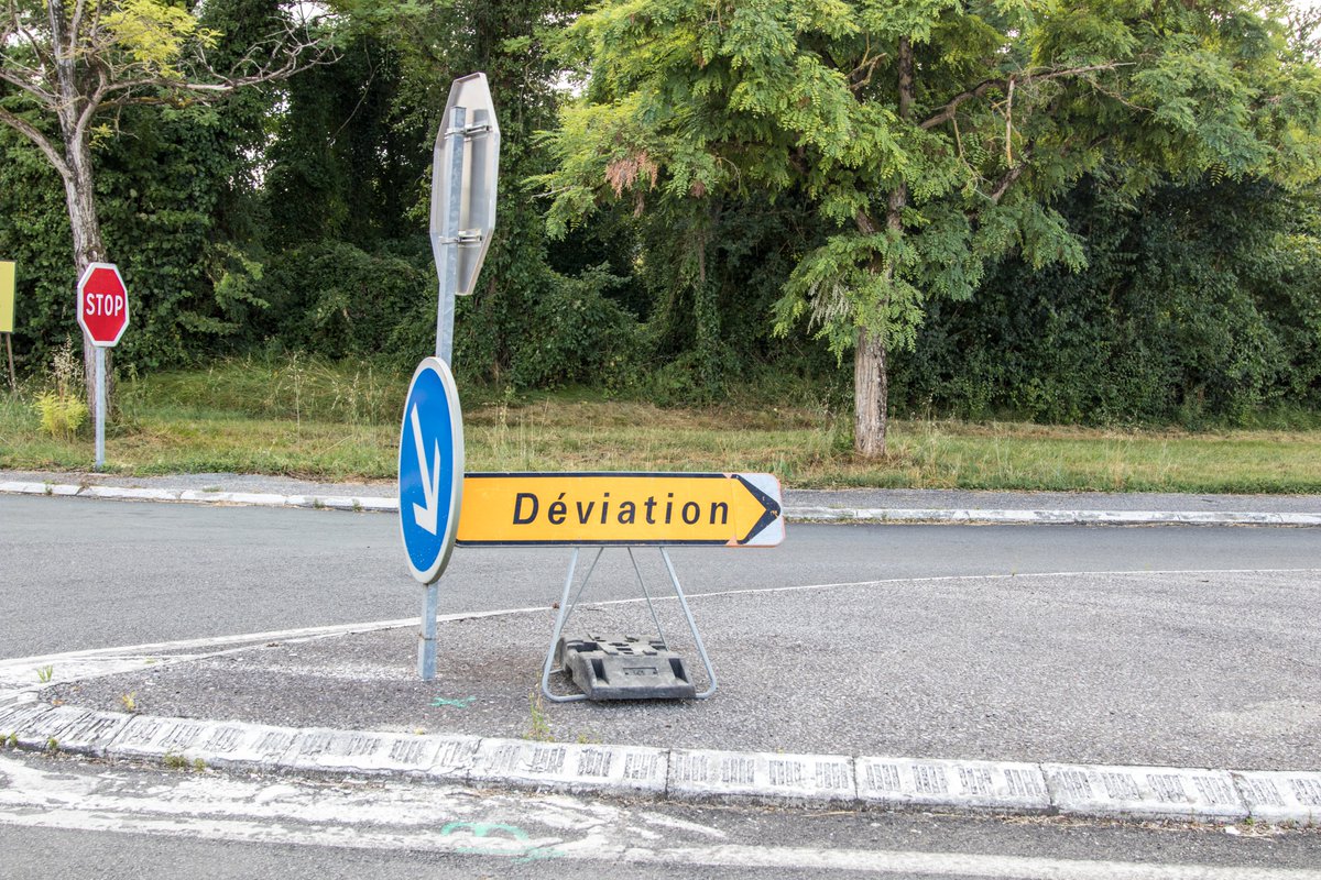 departement17's tweet photo. 🚗#InfoRoute La RD939 fermée⛔️ à la circulation, ajd, de 14h à 15h (rupture d'1 câble électrique⚡️).
L'intervention @enedis pr remplacer le câble & rétablir la ligne se situe proche de l'intersection av la RD150.
Nos équipes sont mobilisées pr dévier la circulation. https://t.co/GFtLVJ59vq