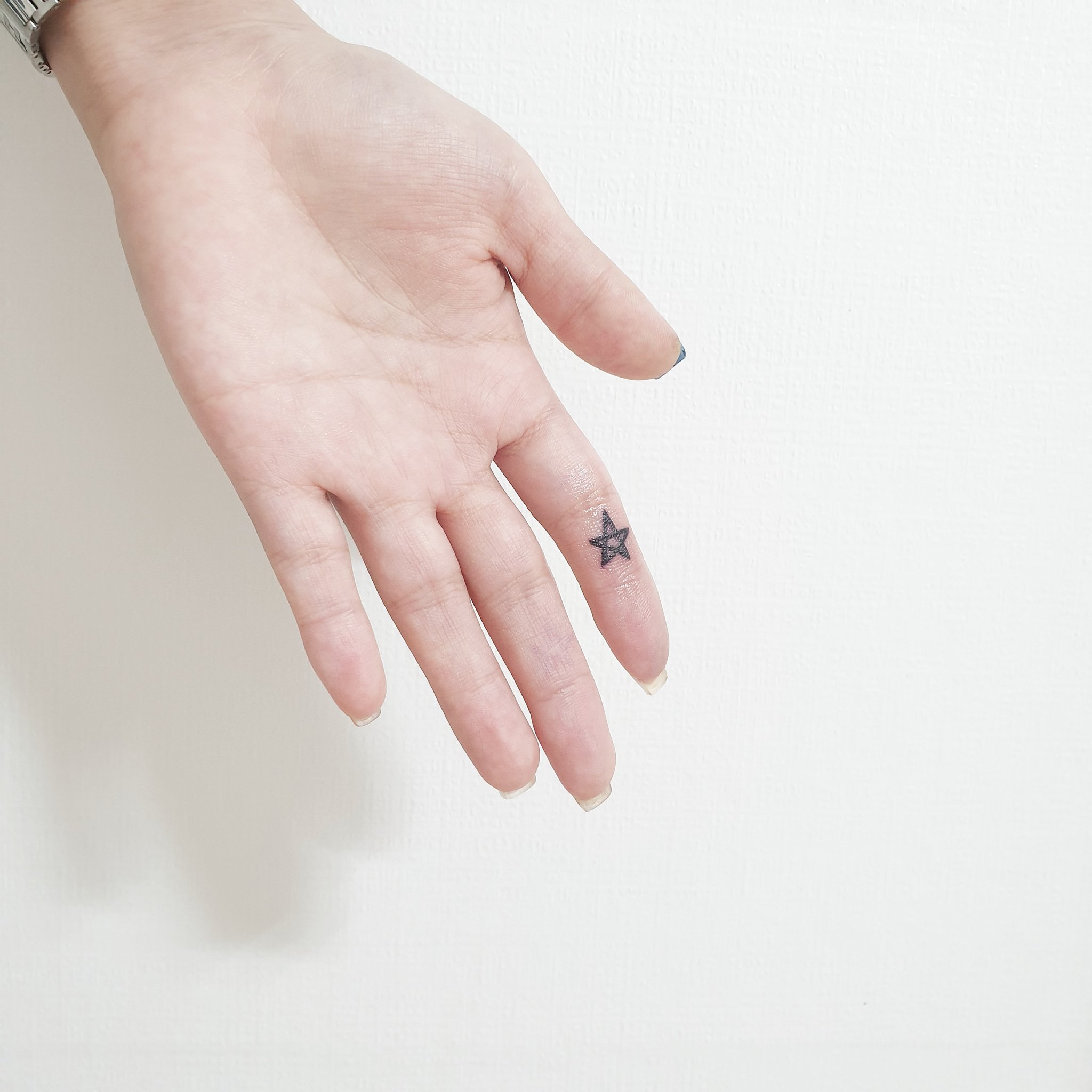 韓国の弘大 ホンデ Hy Tattoo 内側から光る星𖤐 Line Id Kht0123 韓国タトウー 韓国弘大タトウー 星タトウー ミニタトウー 指タトウー 手タトウー T Co 5pstmlvyhp Twitter