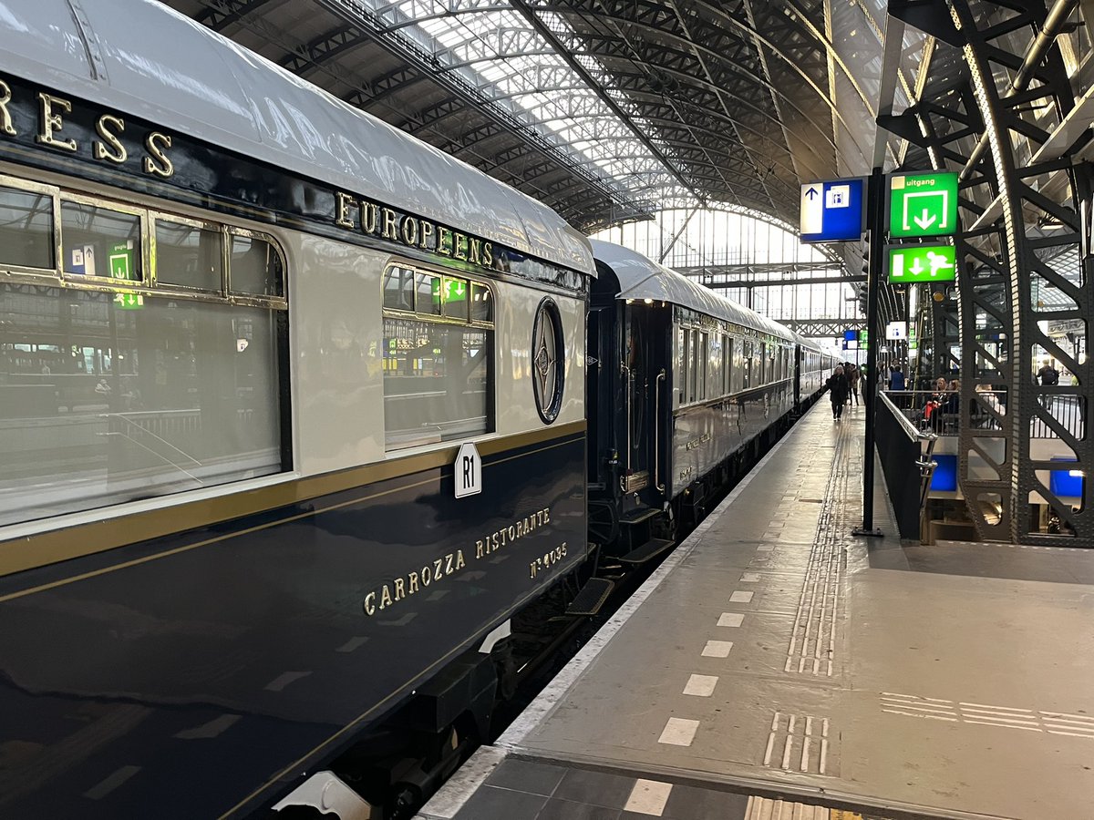 charlie_studios's tweet photo. Here, have a #VSOE photo dumb ;)
1/2
#orientexpres #venicesimplonorientexpress https://t.co/BEe3HrlzFF