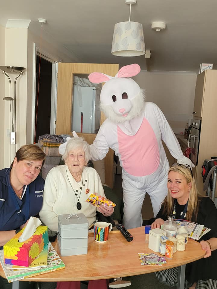 Housing21's tweet photo. Happy Easter to all of our residents, employees and followers.π°
Here's a snapshot of residents across the UK enjoying the Easter Bank Holiday weekend.
#EasterSunday #BankHolidayWeekend #FunWithResidents #ResidentCelebrations #Housing21 #RetirementLiving https://t.co/yCYNJiXR0F