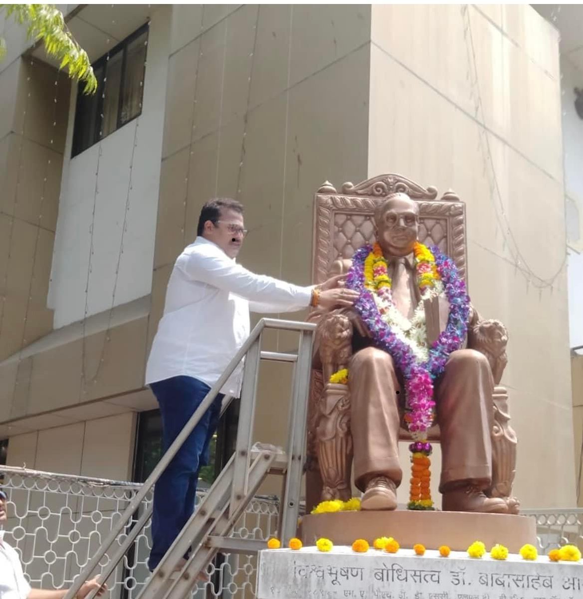 MNSPrashantRane's tweet photo. 'भारतरत्न' डॉ. बाबासाहेब आंबेडकर यांना विनम्र अभिवादन!

@mnsadhikrut
@ThakareShalini
@TUSHARKHARE14
@mnsRepost
@mumbaimatterz
@LokhandwalaBuzz
@AndheriLOCA
@MNSNewsLiv
@mnsreport9 https://t.co/TFiV8k83LW