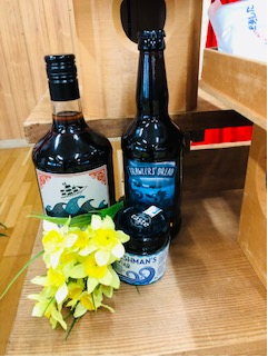 Wales_in_Japan's tweet photo. 続ドリュー祭News:産業革命時代より海苔を栄養源とするウェールズ。海藻のフレーバーと旨味が凝縮したラム酒/#Bartirum 誕生。ウェールズ政府よりドリュー教授に奉納、また住吉漁業組合長と宇土副市長へ当ラム酒を贈呈。ラグビーワールドカップから3年の時を経て味わい深い絆が受け継がれました。 https://t.co/AU0fnvyOBS