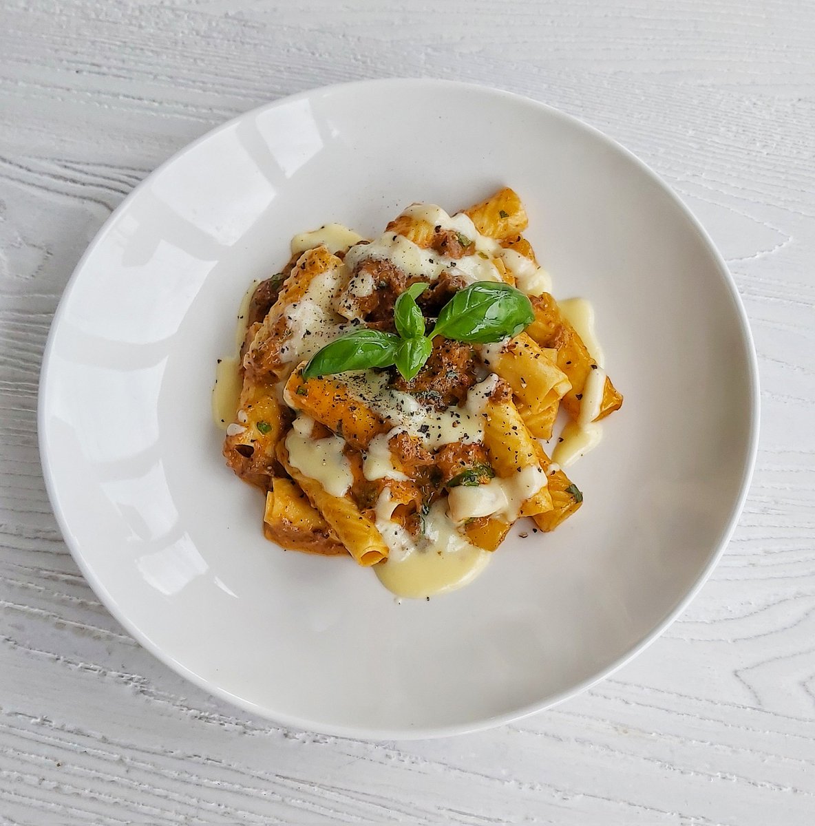 alanhigginschef's tweet photo. Rigatoni, dry aged beef and tomato ragu, fresh parsley, parmesan glaze. https://t.co/v6j83tncV8