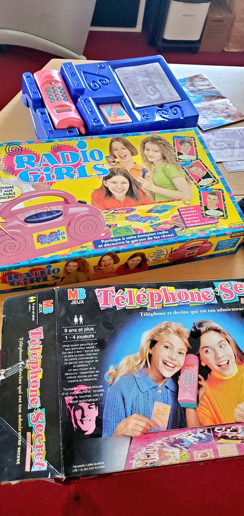 En passant à Villetaneuse Université je me suis laissée guider pour admirer la collection de jeux de société récemment reçue !!
Quelques pépites: 
(Focus Girl's Games)!!!

#jeudesociete #boardgames #girlsgames #pink #pepite
#radiogirls #telephonesecret