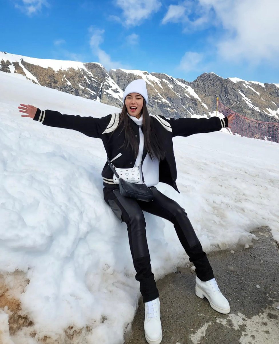 Queen__Snt's tweet photo. ก้อยย้อกอินสวิส Day 2 ⛰❄️⛄️
#goyyog #goyyoginSUI
#นิกกี้ก้อย #นิกกี้ก้อยxSUI https://t.co/CLtiCUJ1tn