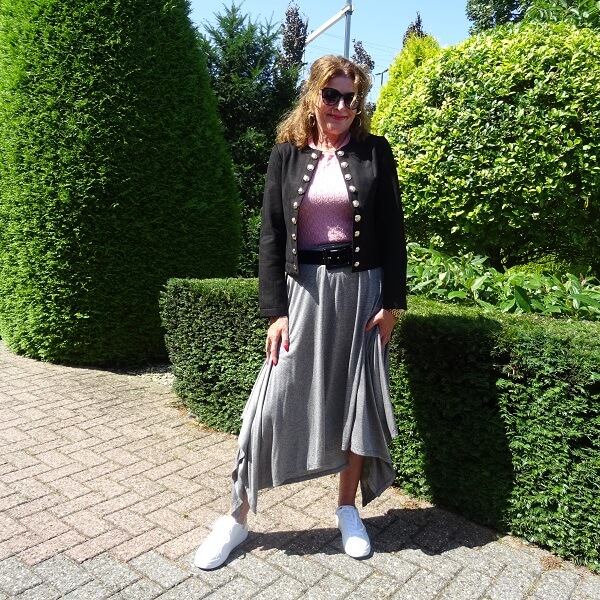 nancybaten1's tweet photo. Why do I think this grey skirt is a sporty skirt! Can a skirt be sporty anyway? Yes of course it can. But I never wear a sporty look. Unless I go for a bicycle ride. But then it is simply adapted to the weather and being on the bicycle. #40plusstyle
https://t.co/NTwsZWvXyZ https://t.co/mVi2oZaR3U