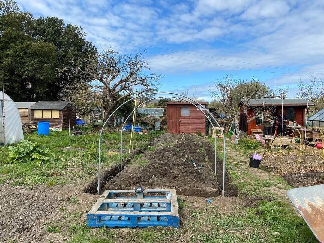 GrowEastbourne's tweet photo. All hands on deck yesterday, the poly tunnel is under construction 🚧 This part of our project has been funded by a food security grant and the space kindly gifted by our adjacent allotmenteer. https://t.co/xLYqUZqj5g