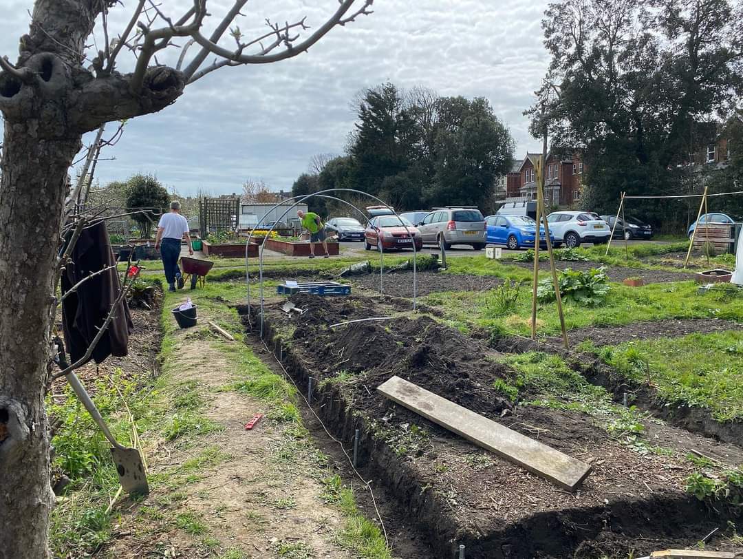 All hands on deck yesterday, the poly tunnel is under construction 🚧 This part of our project has been funded by a food security grant and the space kindly gifted by our adjacent allotmenteer.