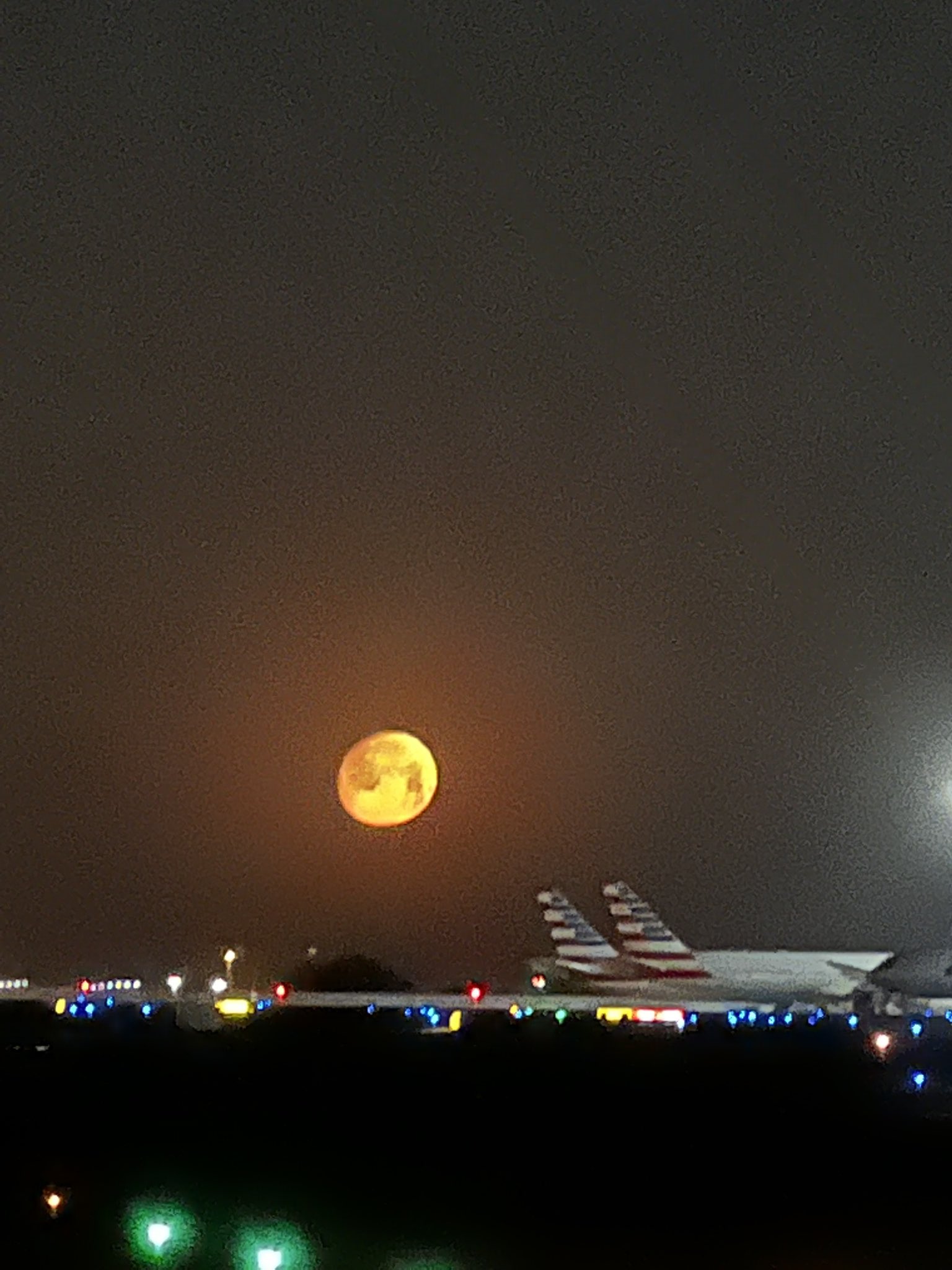 The moon is beautiful this morning. https://t.co/Kb0DyzTB44