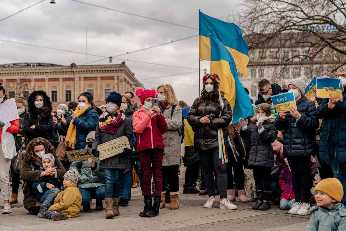 Demonstration gegen den Krieg in der Ukraine.
#standwithukraine
Reportage Fotografie Kurse in Hannover.

#fotoworkshop #fotoschule #fotokurs #fotografierenlernen #fotografielernen #instahannover #hannoverliebt  #hannoverfotografie #hannover_fotografie #hannover