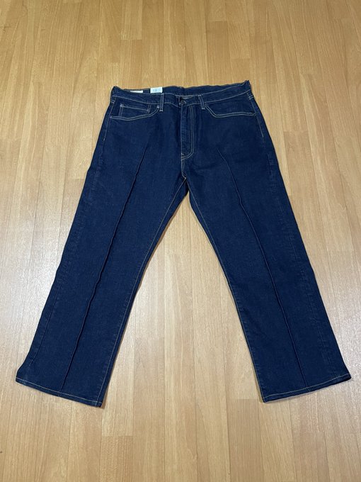 おニューのリーバイス。前面と裏面にセンタークリース、ポケットにバラの刺繍。 