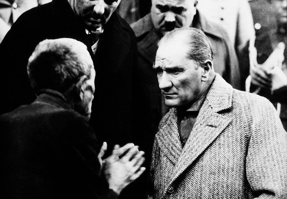 Atatürk: "Orduya ilk katıldığım günlerde, bir Arap binbaşısının "Kavm-i Necip evladına sen nasıl kötü muamele yaparsın" diye tokatladığı bir Anadolu çocuğunun iki damla gözyaşında Türklük şuuruna erdim... Ondan sonra Türklük benim derin kaynağım, en derin övünç membaım oldu..."
