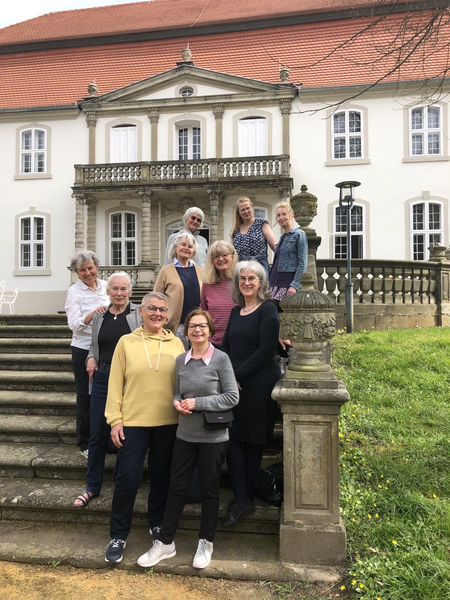 ksw_residency's tweet photo. Derzeit arbeiten Literatinnen der #GEDOK in #SchlossWiepersdorf an einer Anthologie unter dem Titel "Wasser.Zeichen". Morgen um 15 Uhr präsentieren sie Auszüge daraus im Schlosspark. 
@GEDOK_de @gedok_bb 

https://t.co/9iHLlghX1d https://t.co/SoGhpvvqHf
