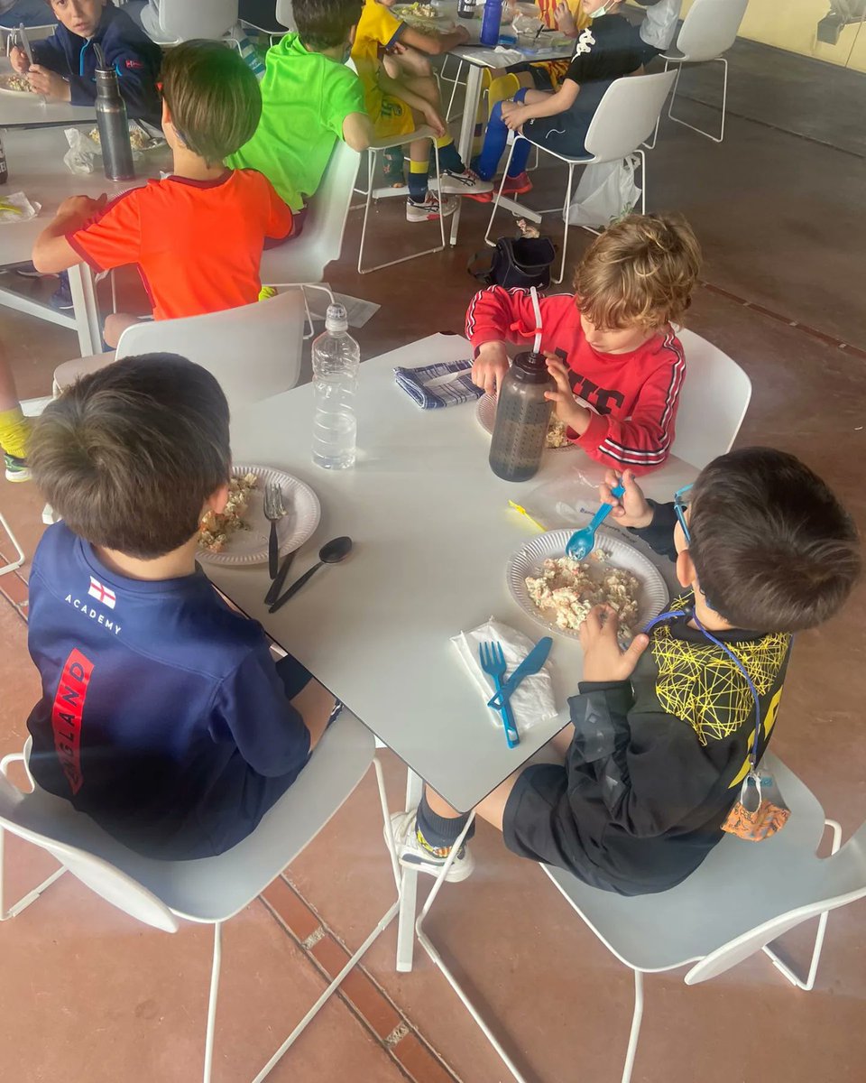 clubpaticongres's tweet photo. El catering de @LComtal ens ajuda a reprendre forces https://t.co/UXUVV6KpRl